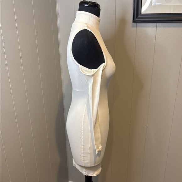 Z Privacy Please Women’s XS Off-White Cold Shoulder Ribbed Mini Dress - Picture 2 of 5